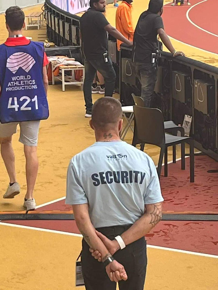 csorike1520's tweet photo. Országimázsunk. A fideszes Valton Sec Kft biztonsági őre a Budapesti Atlétikai VB-n, 2023.08.19
Igen, AZ a két betű van a nyakára tetoválva. https://t.co/9rNDtaQkiI