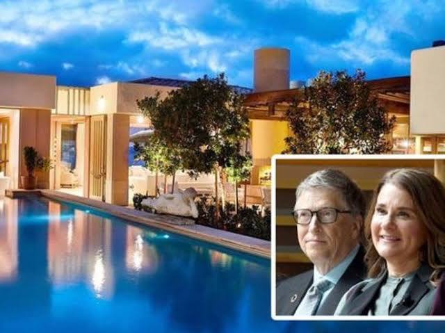 Agenda2030_'s tweet photo. La mansión de Bill Gates consume cientos de miles de litros de agua, pero, ¿adivinas a quién van a imponer restricciones con la excusa climática? https://t.co/9EZmYBJOxP