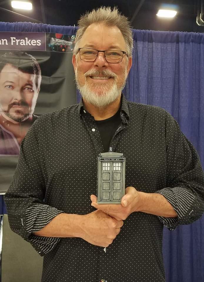 TheTravelTARDIS's tweet photo. 🎂 #HAPPYBIRTHDAY #JONATHANFRAKES #COMMANDERRIKER #STARTREK
► https://t.co/wqiOW3mLLV
► https://t.co/AgtYWvQTV6
#DALEKHAL
► https://t.co/nLhsqm0RgO
#DoctorWHO #DrWHO #TheDoctor #TARDIS #TravelingTARDIS #DoctorWHOFandom #DoctorWHOPodcast #Podcast #WHOvians #TimeLord #LegendOfTheTravelingTARDIS #TLTT #BecomePartOfTheLegend #DWPD