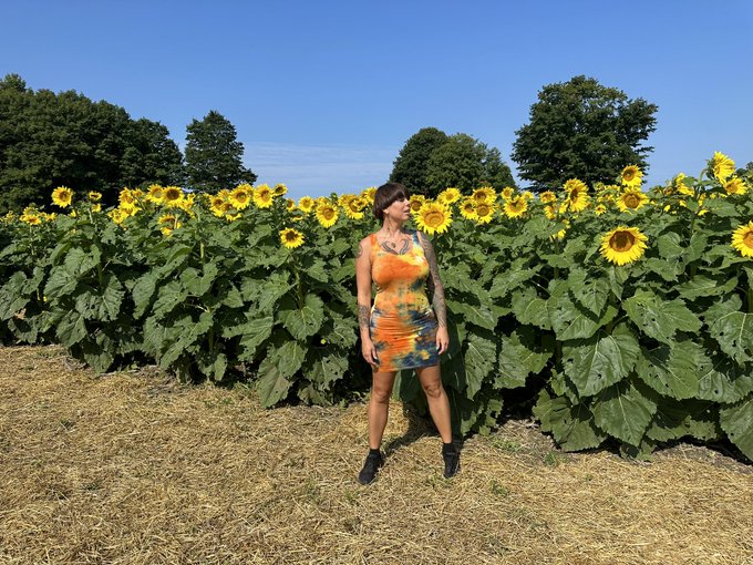 Best way to start the day? In a sunflower field!!! 🌻✨😎🐝 https://t.co/bdoBsTW2tU