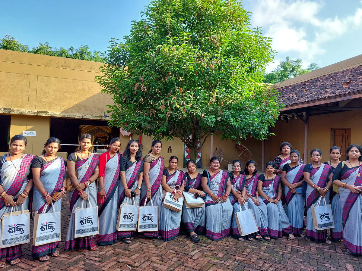 kalabhoomibbsr's tweet photo. Empowering #MasterBookKeepers from @mission_shakti! Enlightening exposure visit to Odisha Crafts Museum-KalaBhoomi with dedicated nodal coordinators &amp; officials.
Learning and admiring the traditional arts and crafts of Odisha.

#Empowerment #Museumvisit #MissionShakti https://t.co/734EwowvUt