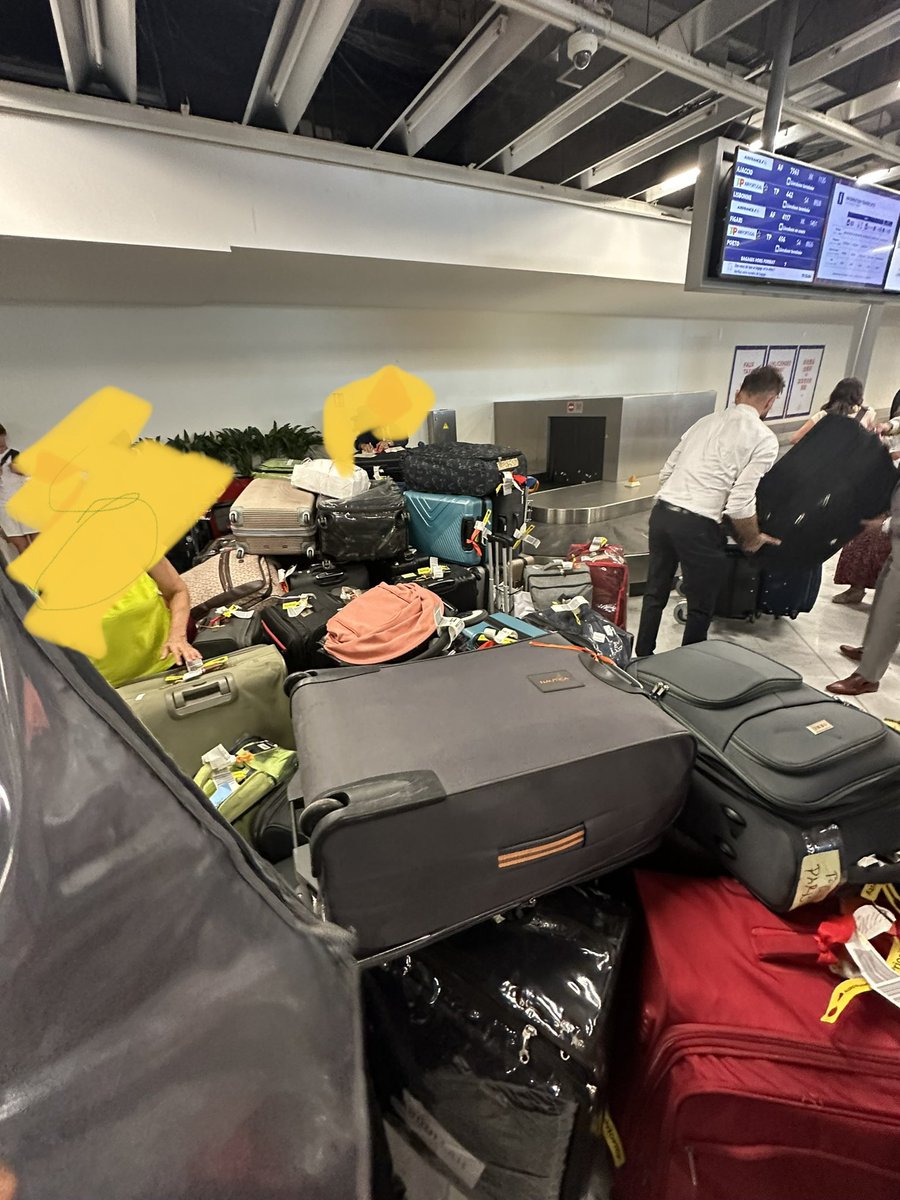 candlenightE's tweet photo. #airfrance qui priorise un seul passager et ses 100 valises et laisse le reste de ses passagers sans leurs bagages ! #honteux #scandaleux ! Vol Ibiza - Paris 7737 @AirFranceFR @airfrance https://t.co/7pPiA6cYLy