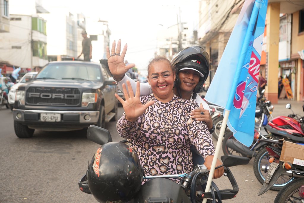 ¡#ElOro lo confirma!

Este #20Agosto, #TodoTodito por la #RevoluciónCiudadana lista ✋🏻.

El resurgir de la patria, está en camino. 😉

#LuisaPresidenta
#UnaSolaVuelta
#YaEstá
<a href="/MashiRafael/">Rafael Correa</a> 
<a href="/JorgeGlas/">Jorge Glas</a>