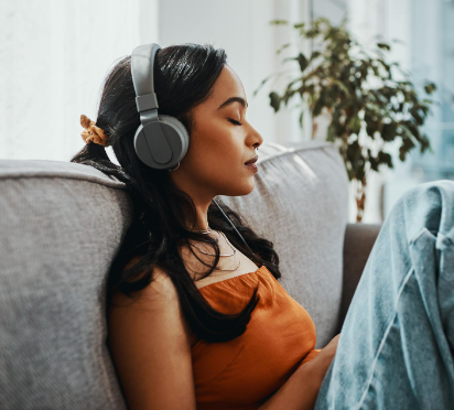 spinealignsleep's tweet photo. LISTEN TO RELAXING  MUSIC BEFORE BEDTIME. Many people cannot fall asleep or stay asleep because of anxiety. Music can help counteract this by taking the focus off the worry and encourage the physical and mental relaxation needed to fall asleep. #healthy #RestorativeSleep https://t.co/OeIPHoJGWR