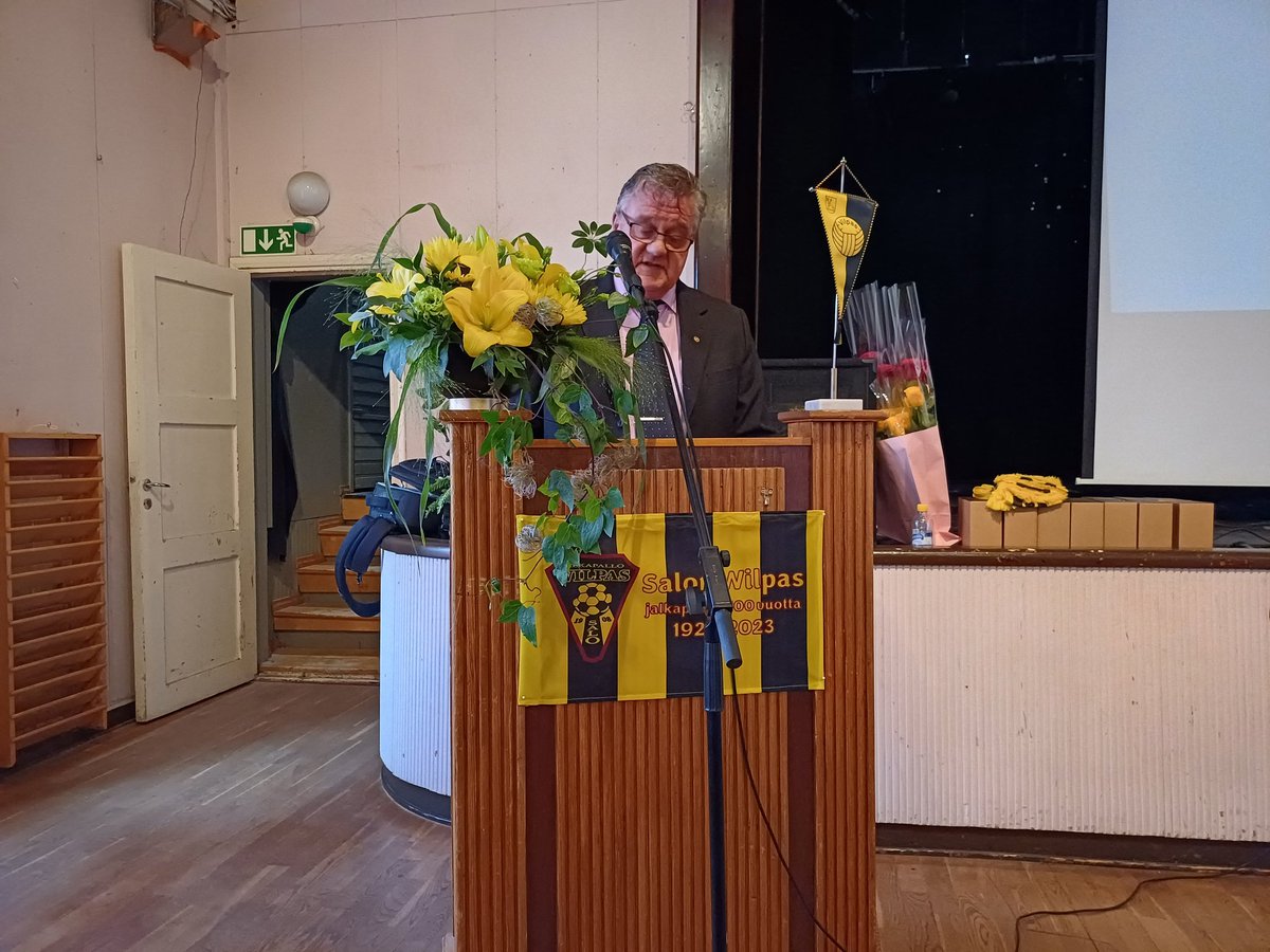 Tänään juhlitaan vireää 100-vuotiasta Salon Wilppaan jalkapalloa. <a href="/wilpasjunnut/">Wilpas junnut</a> liikuttaa satoja lapsia, nuoria ja aikuisia jalkapallo- ja futsalkentillä <a href="/Salonkaupunki/">Salon kaupunki</a> 'ssa. Paikalla mm. myös seuralegendat Aulis Laine ja Jyrki Nieminen. #Respect #Palloliitto