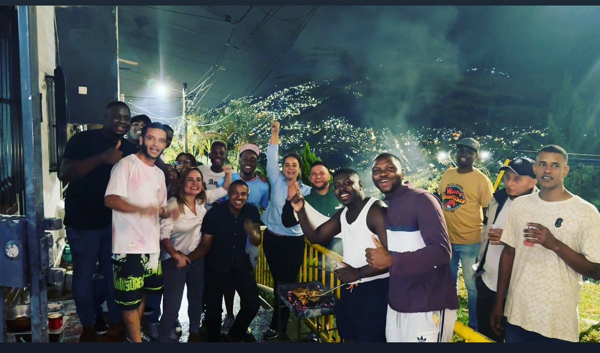 DLRlyly's tweet photo. Después de conversar y construir propuestas juntos lo mejor de la jornada siempre será el compartir y disfrutar. 💪💪 Por un Concejo que @tienda #independientes12 #elparchedelbarrio #meimporta # https://t.co/9r7gk9vmBq