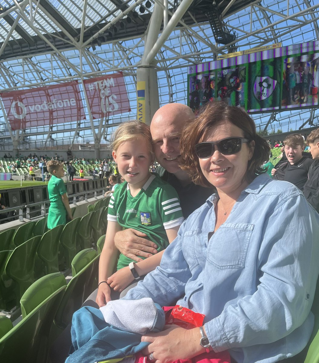 Jenmacnamara's tweet photo. #shouldertoshoulder #ireveng https://t.co/Fr7rCvMisS