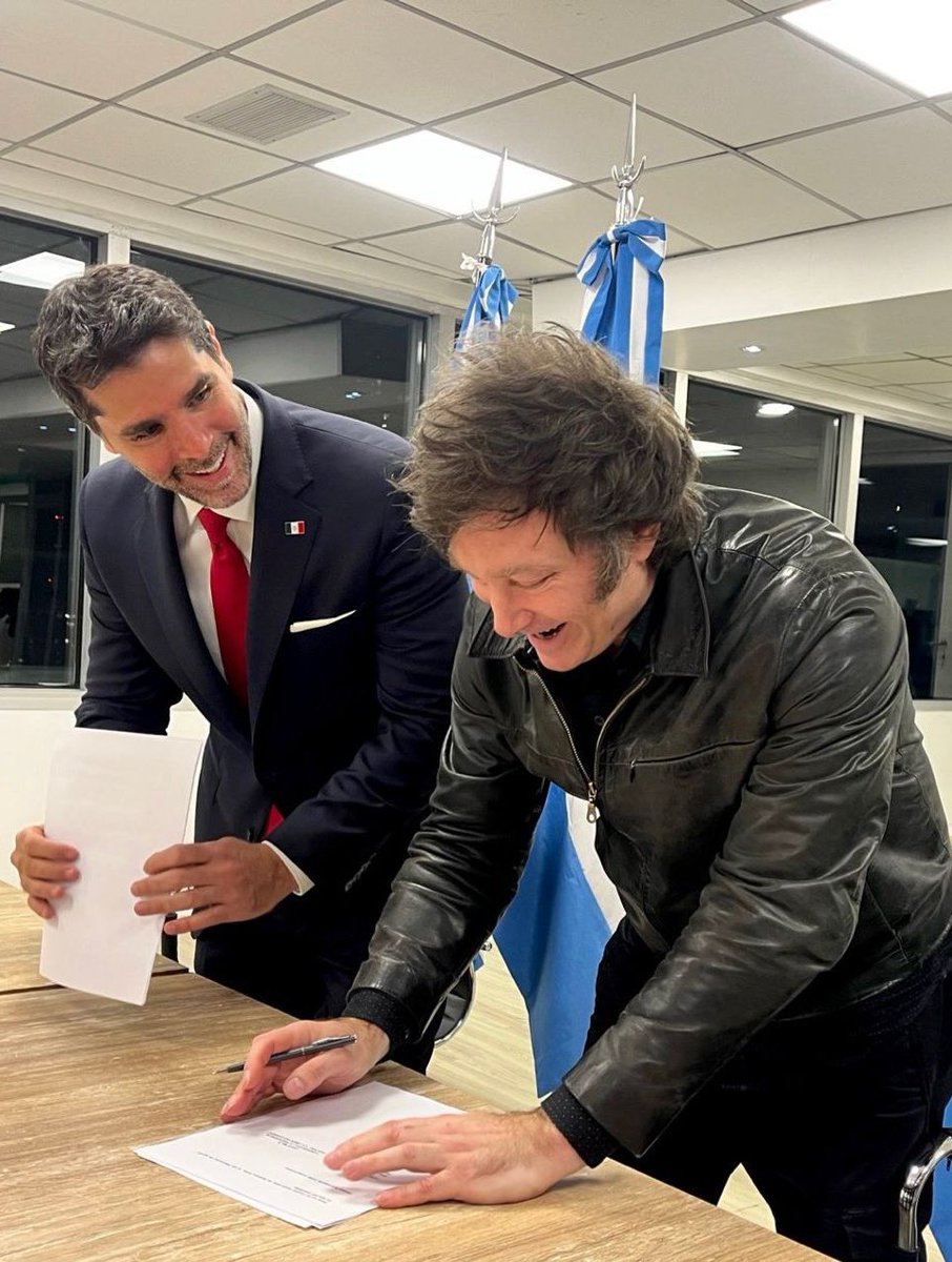 🇦🇷 | Javier Milei como Donald Trump y Nayib Bukele, firmó la Carta de Compromiso para Erradicar la Trata Sexual Infantil y el Tráfico de Órganos de Niños y Jóvenes del movimiento Sound of Freedom de Eduardo Verastegui. ⚠️ ¿Apoyas esta medida histórica?