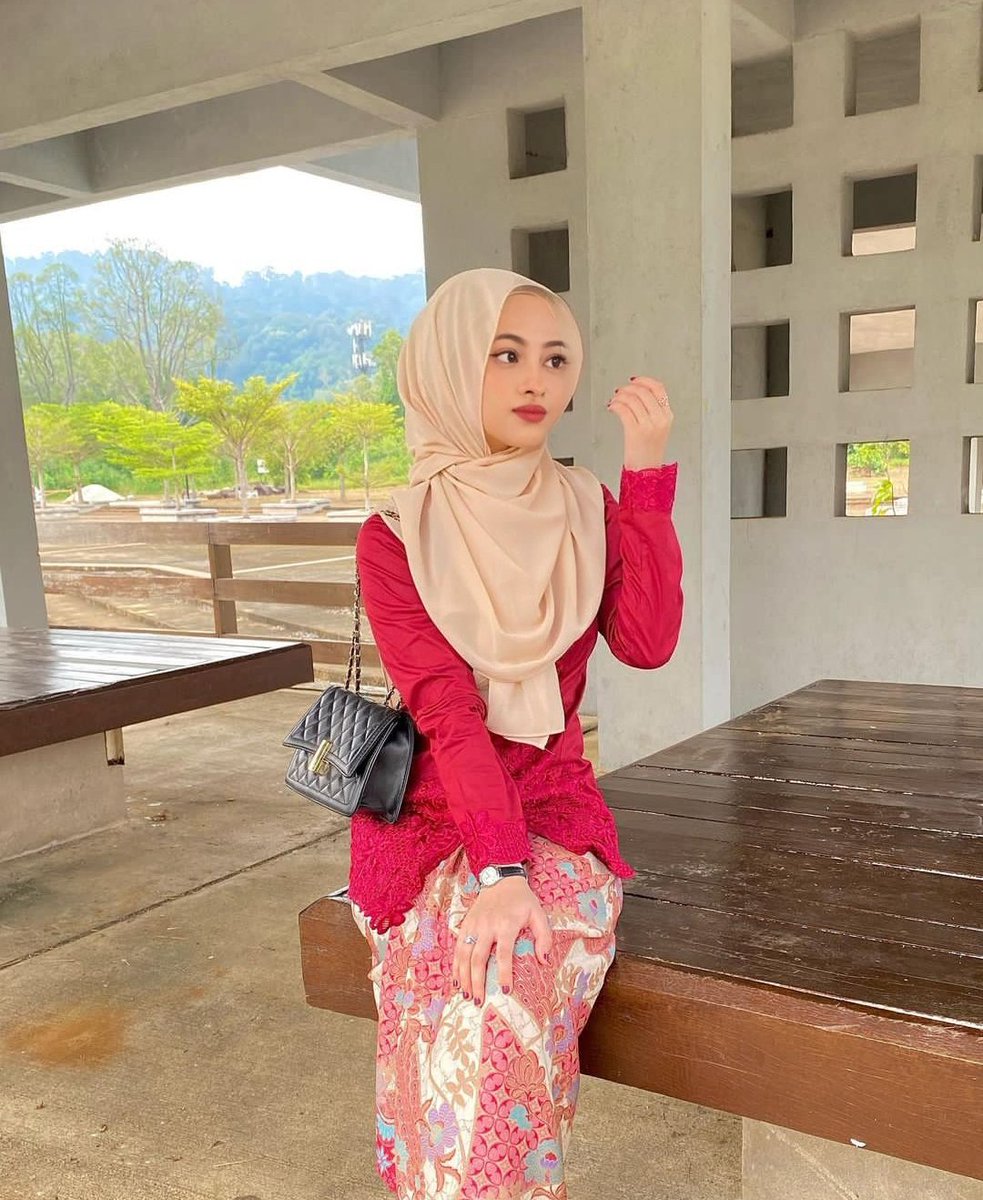 JandasejukJess's tweet photo. Kebaya merah, bu guru linda blitar 
Kamu orang mana mas? 

Instagram ku @lindasejuk https://t.co/rS36tan473