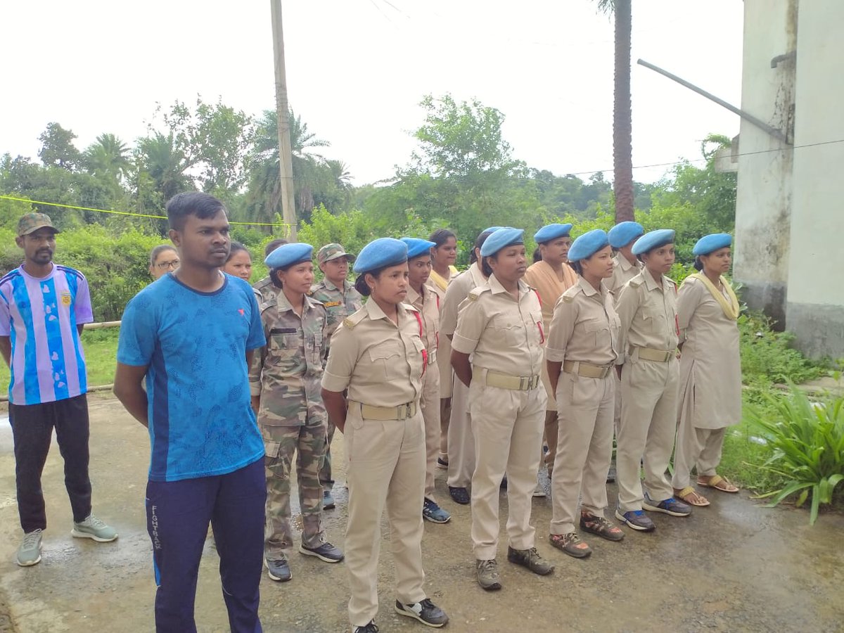 sunny_sharad's tweet photo. मुख्यमंत्री @HemantSorenJMM ने सहायक पुलिसकर्मियों की सेवा अवधि में दो वर्षों का विस्तार करने की घोषणा कर दी है लेकिन सहायक पुलिसकर्मियों का कहना है उन्हें जो 2016 में 10 हजार रुपये मानदेय मिल रहा था आज भी वही मिल रहा है। आखिर कैसे नक्सल इलाके में बिना किसी अन्य सुविधा के गुजरा होगा। सहायक पुलिस कर्मी अपनी सेवा स्थायी करने की भी मांग कर रहे हैं। @MithileshJMM