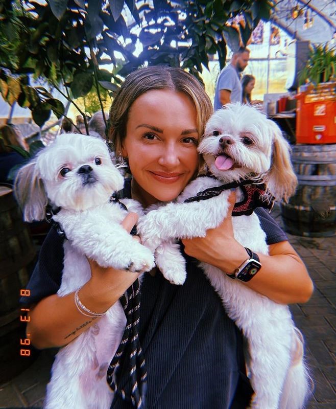 CISNCountry's tweet image. Welcome to @CISNCountry💋@carlypearce, Johnny and June.  

Have a great show tonight @RiverCreeCasino and tomorrow @countrythunder Alberta. 

#KeepOnCISN😍😘🥰

📸@instagram