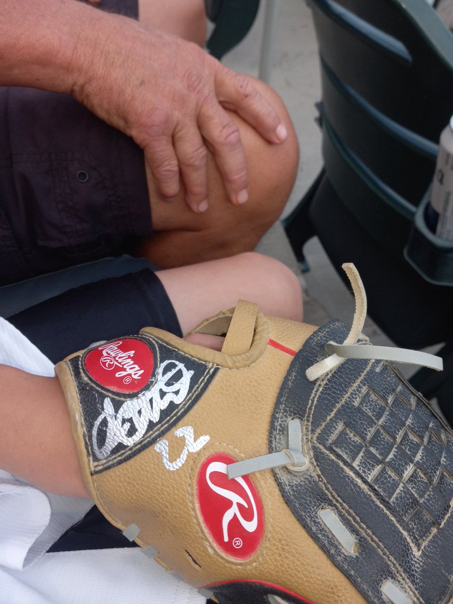21CLEMENTE1972's tweet photo. What a blessing it was to get @TheCUTCH22 autograph on Clemente's birthday. As it was my son's 1st MLB game. I wish Cutch would have played last night but, this was worth it for sure.
He is a class act. Thanks Cutch https://t.co/5tZZQFAR3S