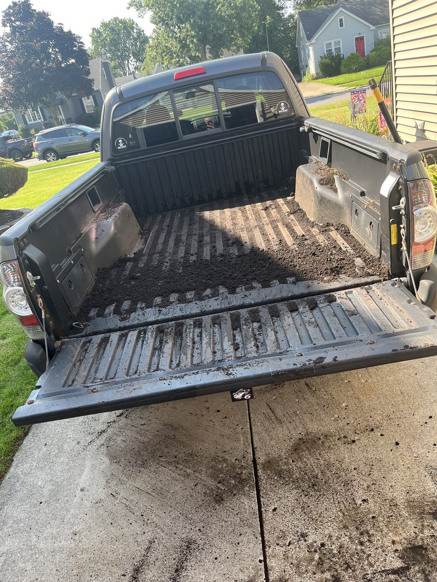 SwoleGrandpa's tweet photo. Saturday is for shoveling 💪🏻#freedirt https://t.co/SCOyViARXq