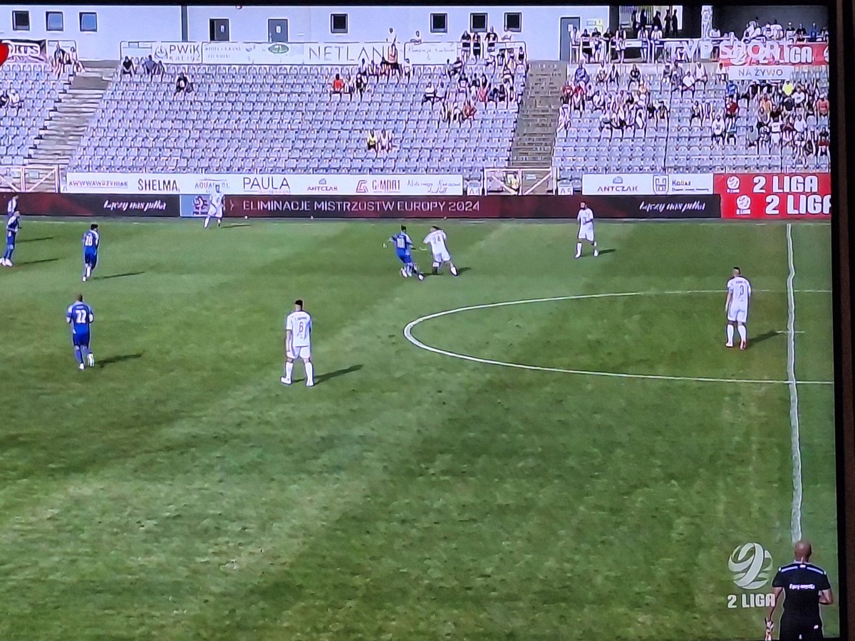 Godzina 17 transmisja meczu "pełne trybuny" ja proponuję referendum co chcemy oglądać...😂😂😂