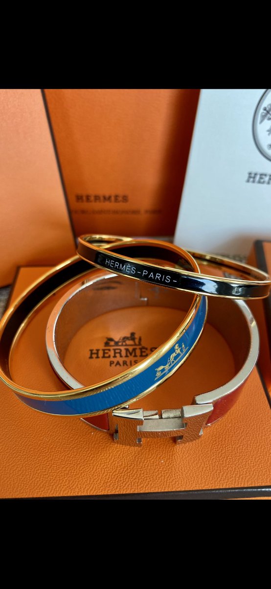 cookiegigan's tweet photo. When I was in Detroit I decided to purchase this Hermes Black Bangle. Perfect for stacking or sometimes I will wear my H Clic red bracelet on my right wrist and wear the other 2 on my left. Purchased at the SomersetCollection Mall in Troy Michigan. #hermes #hermesbangle https://t.co/v4OOedP8nb