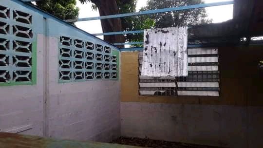 cachi2005's tweet photo. @gestionperfecta Así se encuentra El Grupo Escolar Tomás Montilla en Soledad, Ciudad Orinoco, Municipio Independencia Estado Anzoátegui https://t.co/GXqzrjXyhG