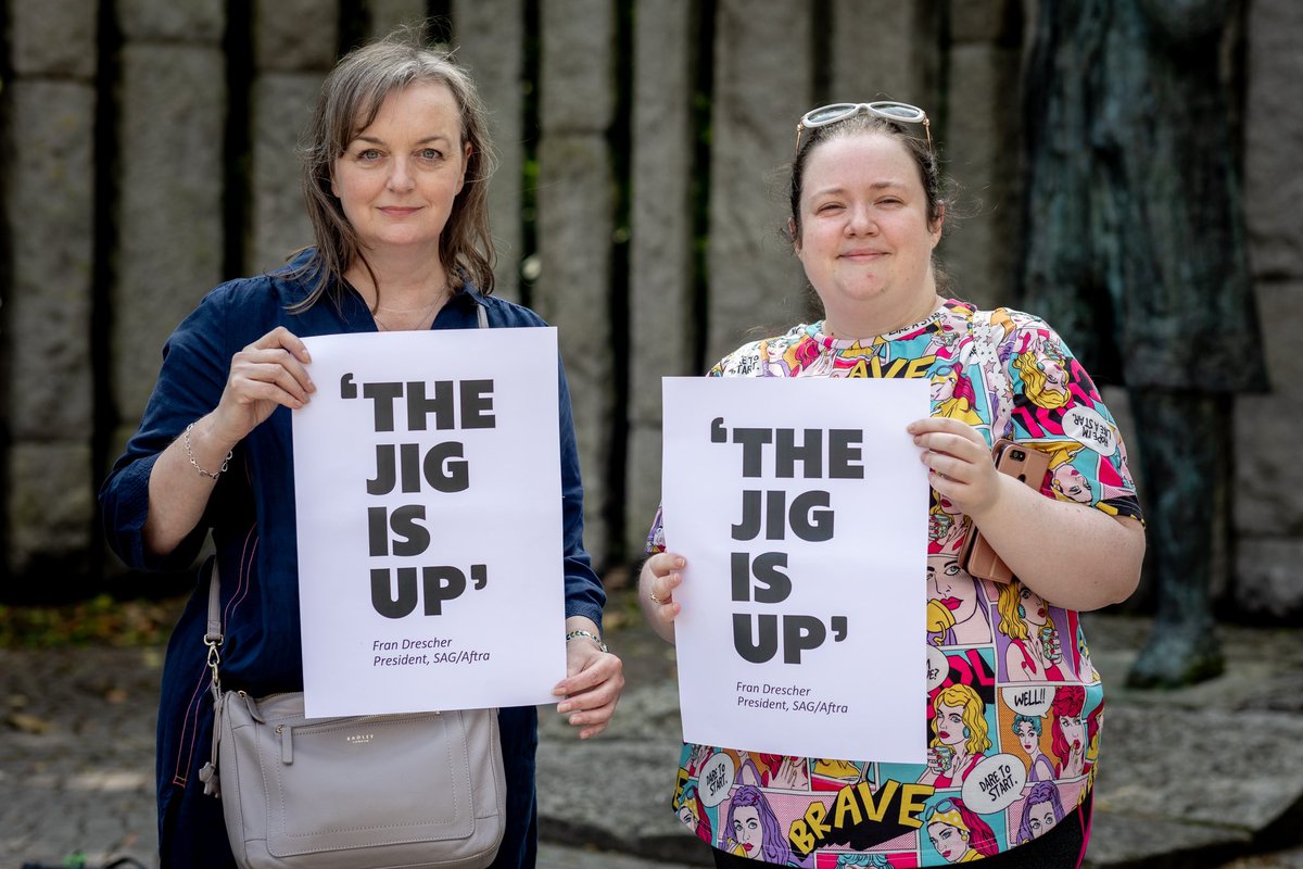 SIPTU's tweet photo. An injury to one is an injury to all. 

Irish Equity members standing in solidarity with all on #SAGAFTRAstrike in Dublin today. 

Their fight is our fight! https://t.co/LY8FeVJw68