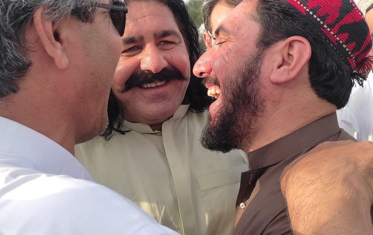 TRIBALTHINKER's tweet photo. ته مې ګمراه بوله، خو زه ستا په لاره نه ورځم
ما ډېرې ليدلې د جانان کلي ته لارې دي.
When you can't do anything yourself, appreciate others and not talk against them.
#Forhaters
#PTMTheVoiceOfVoiceless https://t.co/BfQv62Idjy
