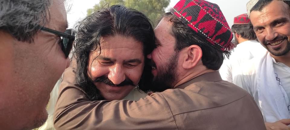 TRIBALTHINKER's tweet photo. ته مې ګمراه بوله، خو زه ستا په لاره نه ورځم
ما ډېرې ليدلې د جانان کلي ته لارې دي.
When you can't do anything yourself, appreciate others and not talk against them.
#Forhaters
#PTMTheVoiceOfVoiceless https://t.co/BfQv62Idjy