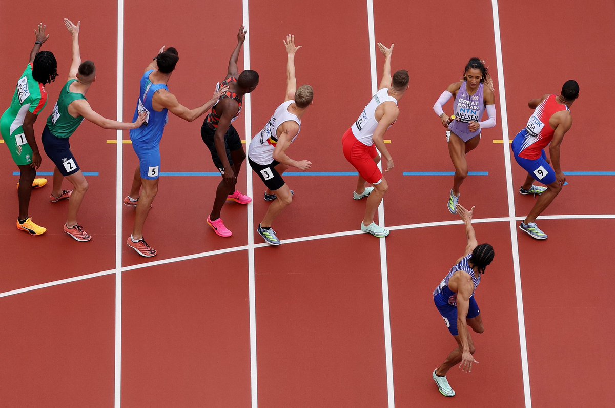 Almost an entirely European final in the mixed 4x400m in Budapest! 

USA 🇺🇸 3:10.41
GBR 🇬🇧 3:11.19
BEL 🇧🇪 3:11.81
NED 🇳🇱 3:12.22
FRA 🇫🇷 3:12.25
CZE 🇨🇿 3:12.52
GER 🇩🇪 3:13.25
IRL 🇮🇪 3:13.90

⏰ The final concluded the evening session at 9.49pm local time.

#WorldAthleticsChamps