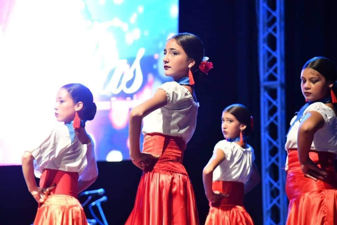 🤩 A ritmo de son y guaguanco se hicieron presentes nuestras estatuas vivientes con un performance #cubano en el Teatro Lazaro Peña; dándole así, apertura a la gala clausura del Festival de Artistas Aficionados del Consejo Nacional de Casas de Cultura. 

#FEUdeCuba  #FeuUcmCAV