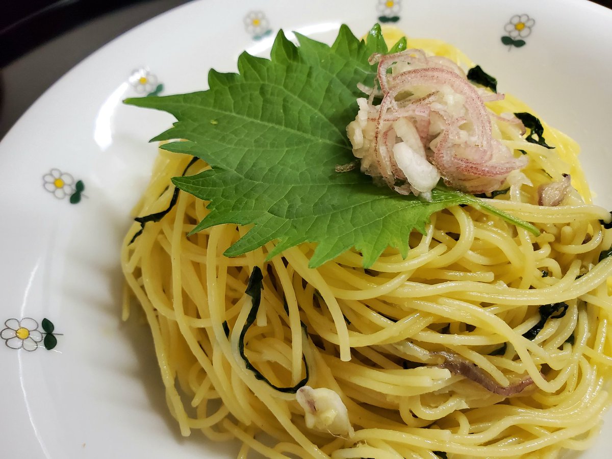 mukuguta's tweet photo. 【わさび味の🍝パスタ】
FFさんに教えていただいた品を作ってみました。
今回はオリーブオイルに大葉と茗荷を加えましたが、たっぷりわさびが斬新！暑い日にピッタリです👌 https://t.co/xamyQPwwsF