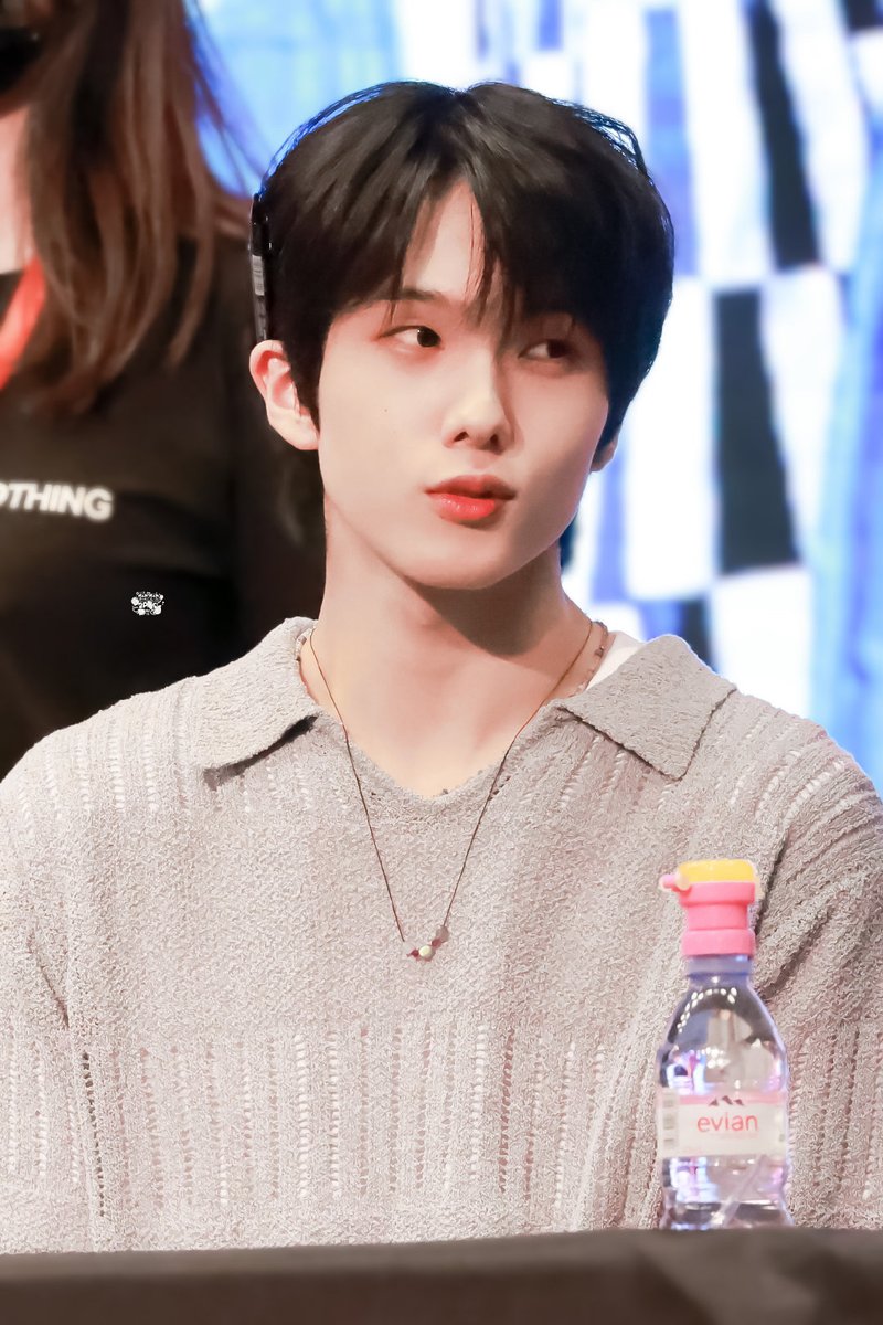 jisunqpawrk's tweet photo. jisung put the marker behind his ear😂 https://t.co/y10vcil3BF