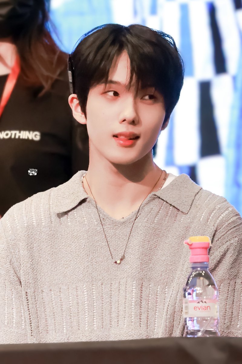 jisunqpawrk's tweet photo. jisung put the marker behind his ear😂 https://t.co/y10vcil3BF