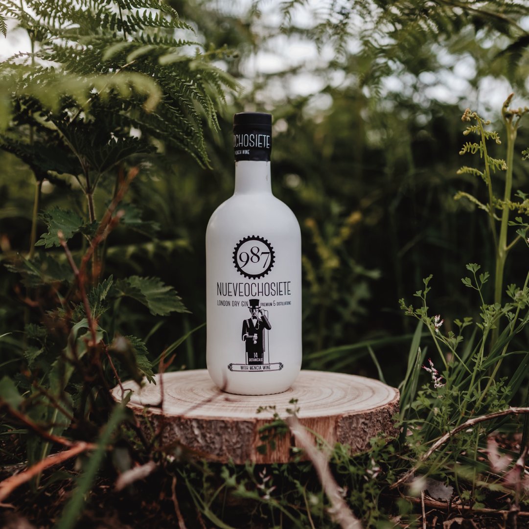 987_gin's tweet image. ✨ Descubre el sabor único de #987Gin.✨ Destilada con delicados toques de hierbas aromáticas y cítricos 👉🏻se convertirá en tu ginebra favorita para siempre. 🍸