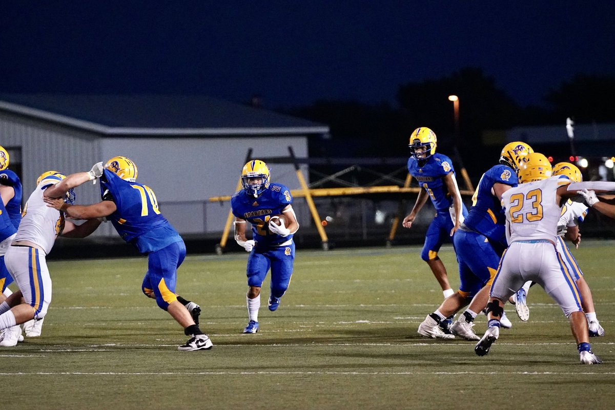 HhsPhotog's tweet photo. Carmel’s D-line may have weighed 20 lbs. more on average than Homestead’s O-line, but Homestead’s O-line PLAYED 30 LBS STRONGER THAN CARMEL THE WHOLE NIGHT!!! @HHSSpartansFB https://t.co/hl48LJ6yHo