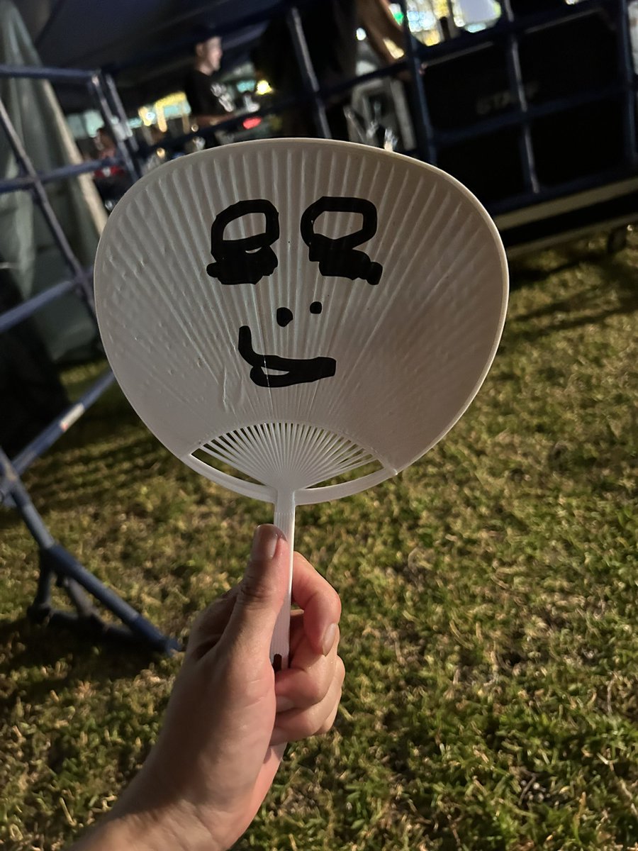 移動式遊園地踊ろっかでうちわ落とされた方四池家ブースに届けておく予定ですので撮りに行ってくださいね。
場所はPAさんの付近です