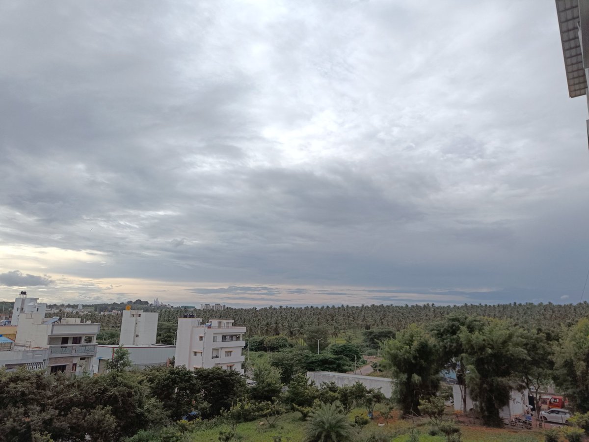 VVidhey's tweet photo. @rakshitshetty @hemanthrao11 
#SaptaSagaradacheEllo
Listening to this beauty from @charanrajmr2701. Listen to the song:
https://t.co/Yf343y3uG9 https://t.co/HsLznUUdJg