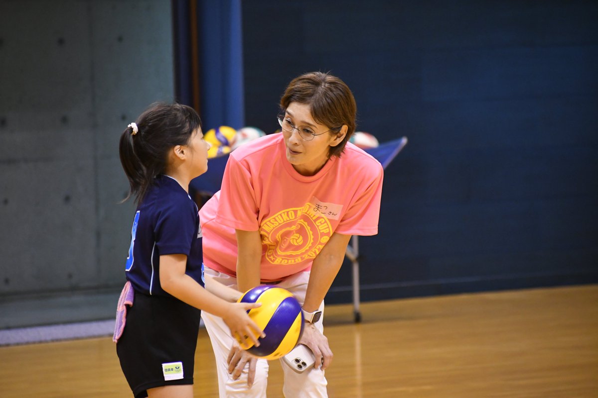 NPO_blaublitz's tweet photo. 第3回監督が怒ってはいけないバレーボール大会 秋田県大会の初日が終了🙌
今回は益子直美さんに加え秋田市出身で日本代表でも活躍された日立Astemoリヴァーレの藤井美弥さんがスペシャルゲストとして参加しています✨
みんな笑顔が溢れていて明日も楽しみです😆
#ブラウブリッツ秋田バレーボールクラブ https://t.co/jnF2jECsK9