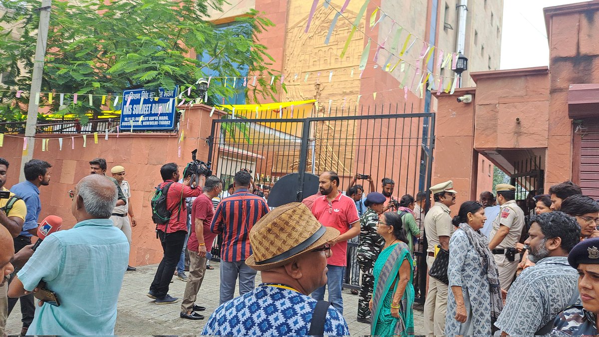 nikhilmkss's tweet photo. Completely baffling, arbitrary &amp; undemocratic -no it's actually plain autocratic. The Delhi police locks the gates to stop a "people's Summit" on #G20India from taking place at Surjit bhawan Delhi. Clearly this global elite &amp; it's Indian leadership is petrified of people's voices https://t.co/Ydz8rrI9Nj