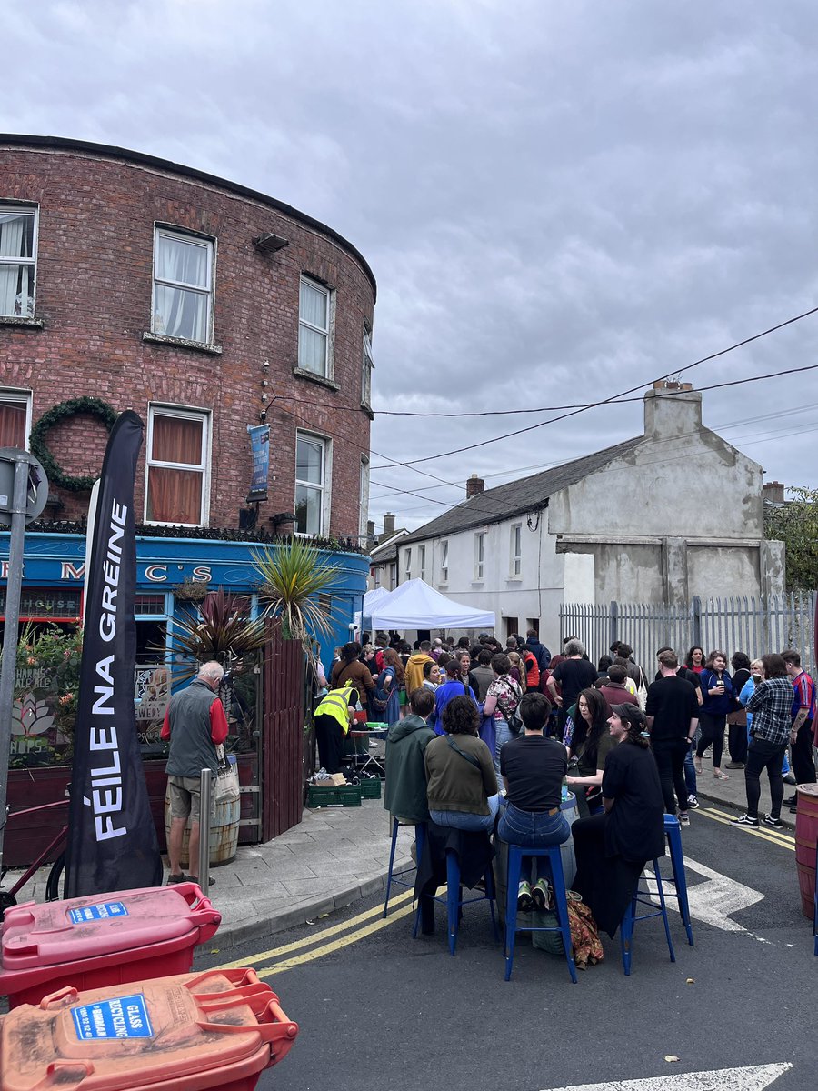 A fantastic buzz and a great use of outdoor space this morning. 

More of this needed in the city.