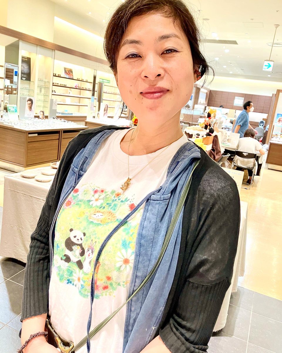 doremicompany's tweet photo. 今日は自分のTシャツを着て
うさぎ作家友達の
usagino_oharikoさんのアクセサリーで
うさちゃんコーデ♡
してみました(^ ^)

タグ付け間違えたので再投稿🙏
明日も丸善でお待ちしてます♡

#日本橋丸善
#ネコマチ商店街
#猫雑貨　
#プリント動物Tシャツ
#うさぎのブレスレット
#catarts
#猫アート https://t.co/HFdUrv1wyU