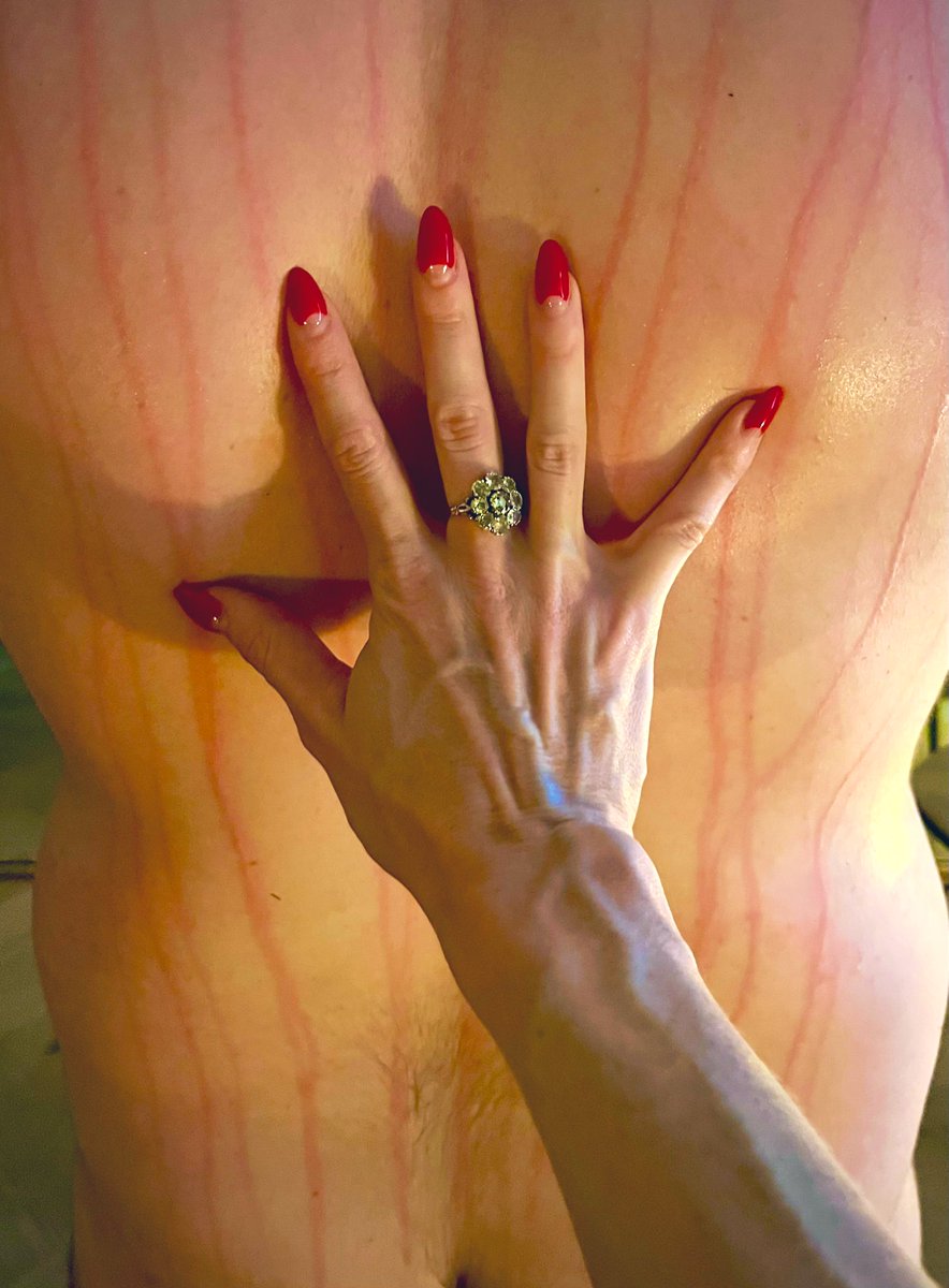 LadyLolaLondon's tweet image. Thank you slave for sending for My manicure. A thoughtful and fitting gift after tearing through your flesh.