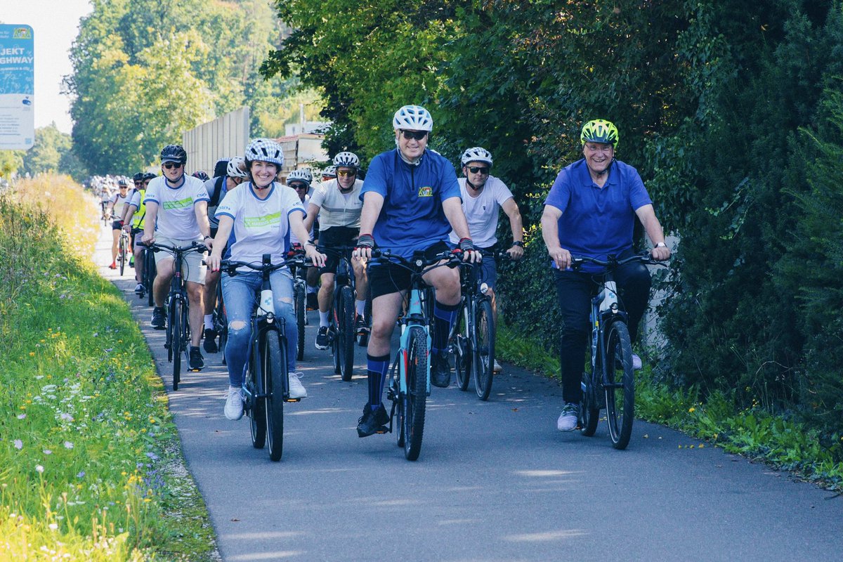 Markus_Soeder's tweet photo. Heute Heimetappe bei der @CSU-#Radtour zum #Rettich-Essen durch #Mittelfranken: Radfahren ist gesund und macht einfach Spaß, besonders in einem super Team mit @DoroBaer, Joachim #Herrmann und rund 200 Mitradlern. #Bayern macht sich stark für’s Rad: Wir wollen, dass noch mehr Leute radeln, dafür schaffen wir ein landesweit durchgängiges Radwegnetz und bauen 1500 Kilometer neue #Radwege in Bayern. Bei uns wird niemandem vorgeschrieben, wie man sich fortbewegen soll: Wir schaffen Infrastruktur für jeden in Stadt und Land.