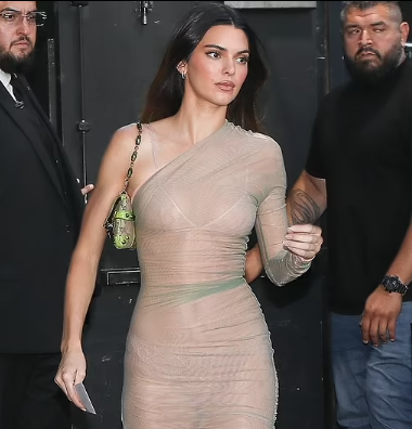 THEFUNCRUISE1's tweet photo. Kendall Jenner played up her supermodel figure in a clinging ensemble when she surfaced in Los Angeles

#KendallJenner #TheFunCruise https://t.co/410vu00VjD