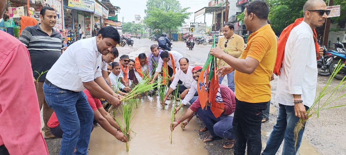 CGKrantiGupta's tweet image. नगर पंचायत पंडरिया के रोड गड्ढों से भरे हुए है, जिससे रहवासियों को अनेकों दिक्कतें हो रही है, इन गड्ढों से युक्त सड़कों को ठीक करने के लिए ना ही कांग्रेस के लापता विधायक और ना ही प्रशासन ध्यान दे रही है। इसलिए भाजपा कार्यकर्ताओं के साथ इन गड्ढों में रोपा लगाकर विरोध प्रदर्शन…