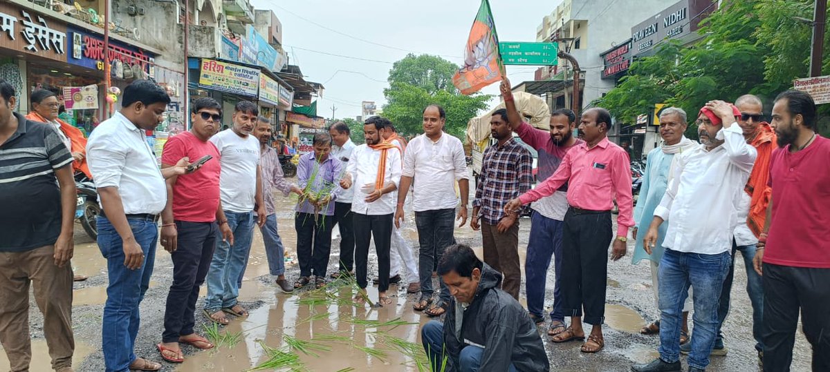 CGKrantiGupta's tweet image. नगर पंचायत पंडरिया के रोड गड्ढों से भरे हुए है, जिससे रहवासियों को अनेकों दिक्कतें हो रही है, इन गड्ढों से युक्त सड़कों को ठीक करने के लिए ना ही कांग्रेस के लापता विधायक और ना ही प्रशासन ध्यान दे रही है। इसलिए भाजपा कार्यकर्ताओं के साथ इन गड्ढों में रोपा लगाकर विरोध प्रदर्शन…