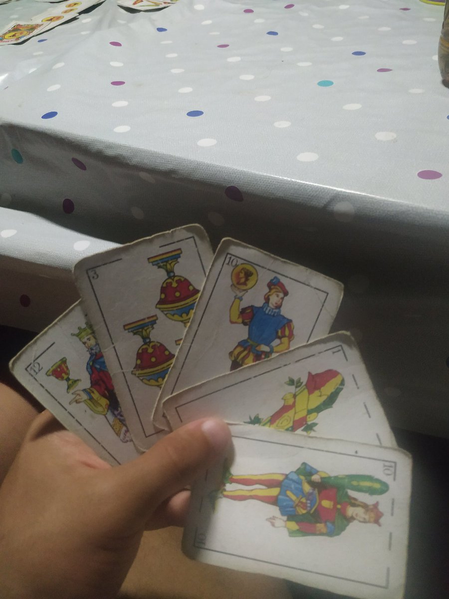 Voy perdiendo en un juego de cartas, mi cabeza:
"Estamos jugando bien pero nos falta coche como a Alonso"
