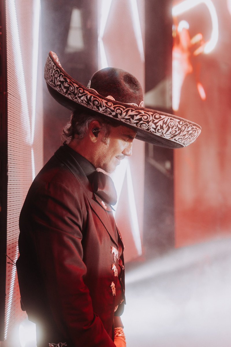 alexoficial's tweet photo. La primera foto lo dice todo.
Pisar el escenario de nuevo >>>>>> todo lo demás 🤯♥️
¡Gracias Mérida por cantar como locos!🔥

Ahora pa’ CANCÚN porque no hay mal que un cachito de playa no quiteeee! 🥵🥵🥵 écheleeeeeee! https://t.co/Zw01LIV2CI