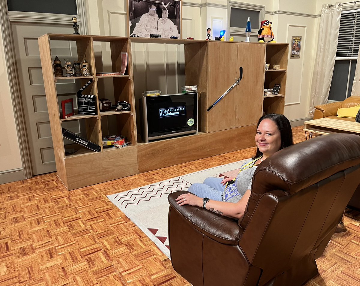 NatCBrooks's tweet photo. The F.R.I.E.N.D.S Experience! 🥰🌳🎬☕️🐧☔️🍕🚕 The One in Birmingham! 🏙️ @FriendsTheExp 
#friends #friendsfan #thefriendsexperience #theoneinbirmingham #thefriendsexperiencebirmingham #birmingham #lovedit❤️ #ohmygawd https://t.co/BbC0cNbUj2