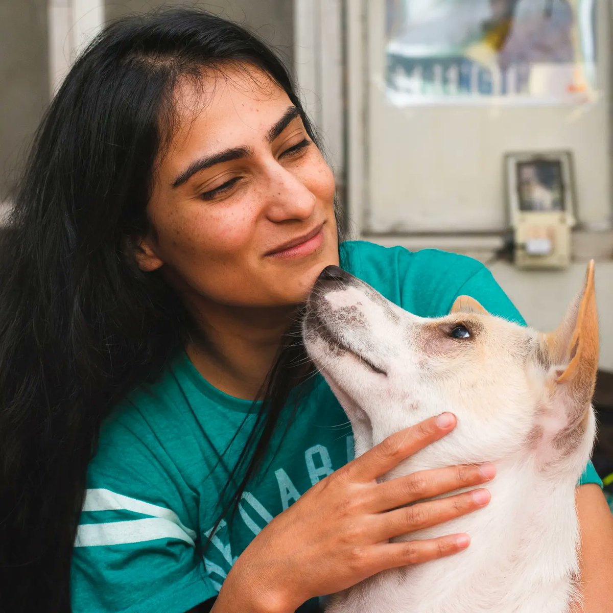 🐾 Join the #Desidog squad! 🐶❤️ 

Share your heartwarming rescued dog stories of love and second chances. Drop an 📧 at cat@dogwithblog.in 

Here's Candy 🐶 with her human, Neha. 📸 Courtesy Sagar Iyer.

dogwithblog.in/indian-pariah-…