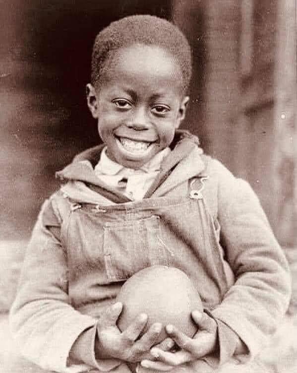 Une belle histoire :

Ce petit garçon  effectuera plusieurs séjours dans un foyer pour enfants de couleur abandonnés, sera hébergé en 1907 par les Karnofsky, une famille juive ayant immigré de Lituanie à la Nouvelle Orléans.

Ce petit garçon, qui ne connaît que misère et