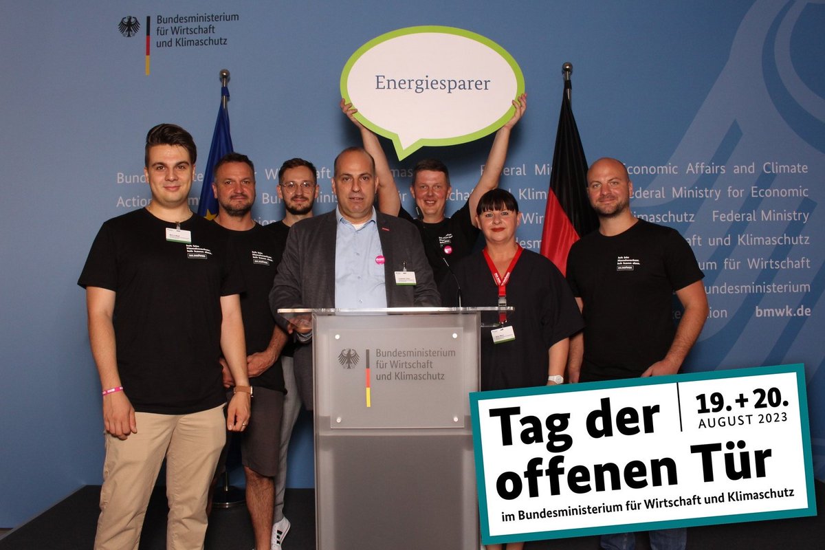 ZDH_news's tweet photo. #HandwerkZumAnfassen gibt es am Wochenende im @BMWK: #TeamHandwerk und die #Mittelstandsinitiative zeigen mit Schweiß-Simulator, 3-D-Animationen und VR-Brille, wie @dashandwerk der Zukunft aussieht.
Wir freuen uns auf Ihren Besuch beim #TdoT23! https://t.co/7jTbI59RDZ
