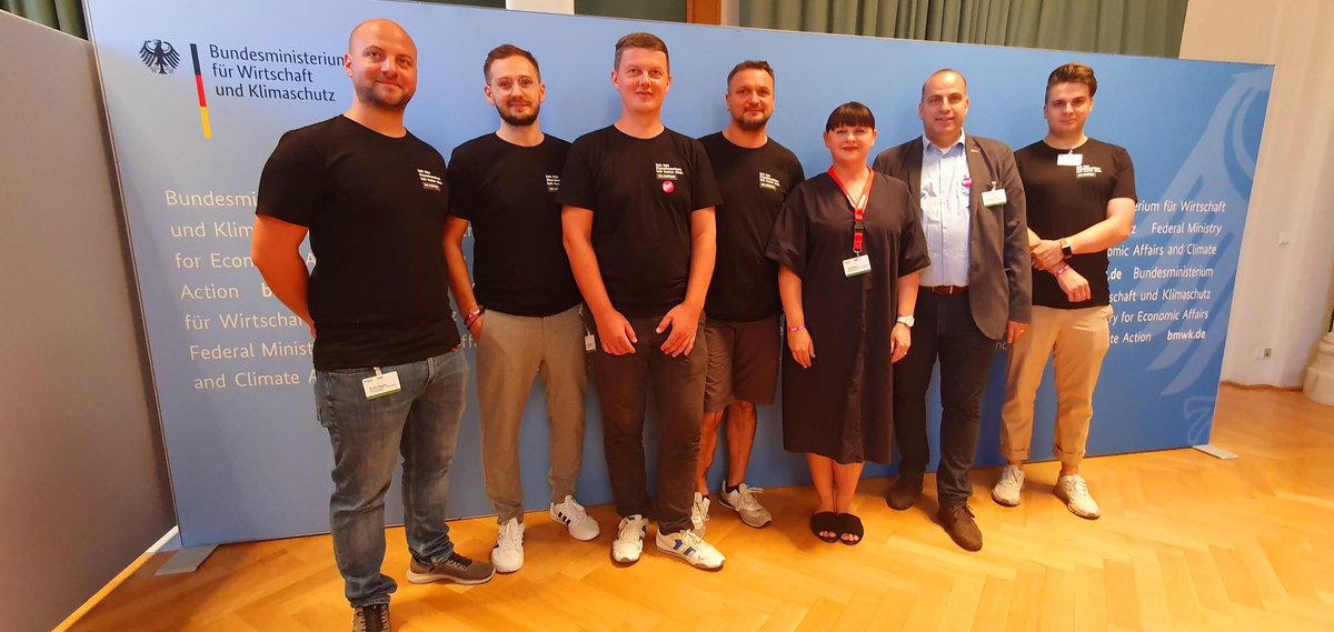 ZDH_news's tweet photo. #HandwerkZumAnfassen gibt es am Wochenende im @BMWK: #TeamHandwerk und die #Mittelstandsinitiative zeigen mit Schweiß-Simulator, 3-D-Animationen und VR-Brille, wie @dashandwerk der Zukunft aussieht.
Wir freuen uns auf Ihren Besuch beim #TdoT23! https://t.co/7jTbI59RDZ