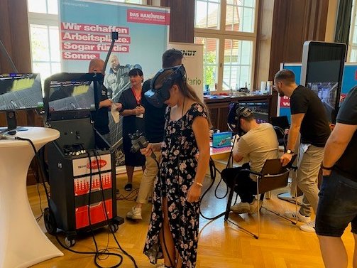 ZDH_news's tweet photo. #HandwerkZumAnfassen gibt es am Wochenende im @BMWK: #TeamHandwerk und die #Mittelstandsinitiative zeigen mit Schweiß-Simulator, 3-D-Animationen und VR-Brille, wie @dashandwerk der Zukunft aussieht.
Wir freuen uns auf Ihren Besuch beim #TdoT23! https://t.co/7jTbI59RDZ