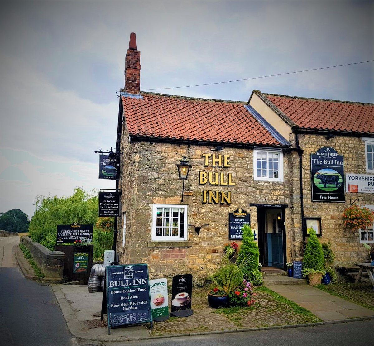 philip_spellacy's tweet image. The popular and busy Bull Inn, West Tanfield, is looking for part time bar staff and waiting on staff. Please call 01677 470678 for further information.
#parttimestaff #pubstaff #pubwork #employment #localjobs #localwork #westtanfieldjobs #riponjobs #mashamjobs #barwork